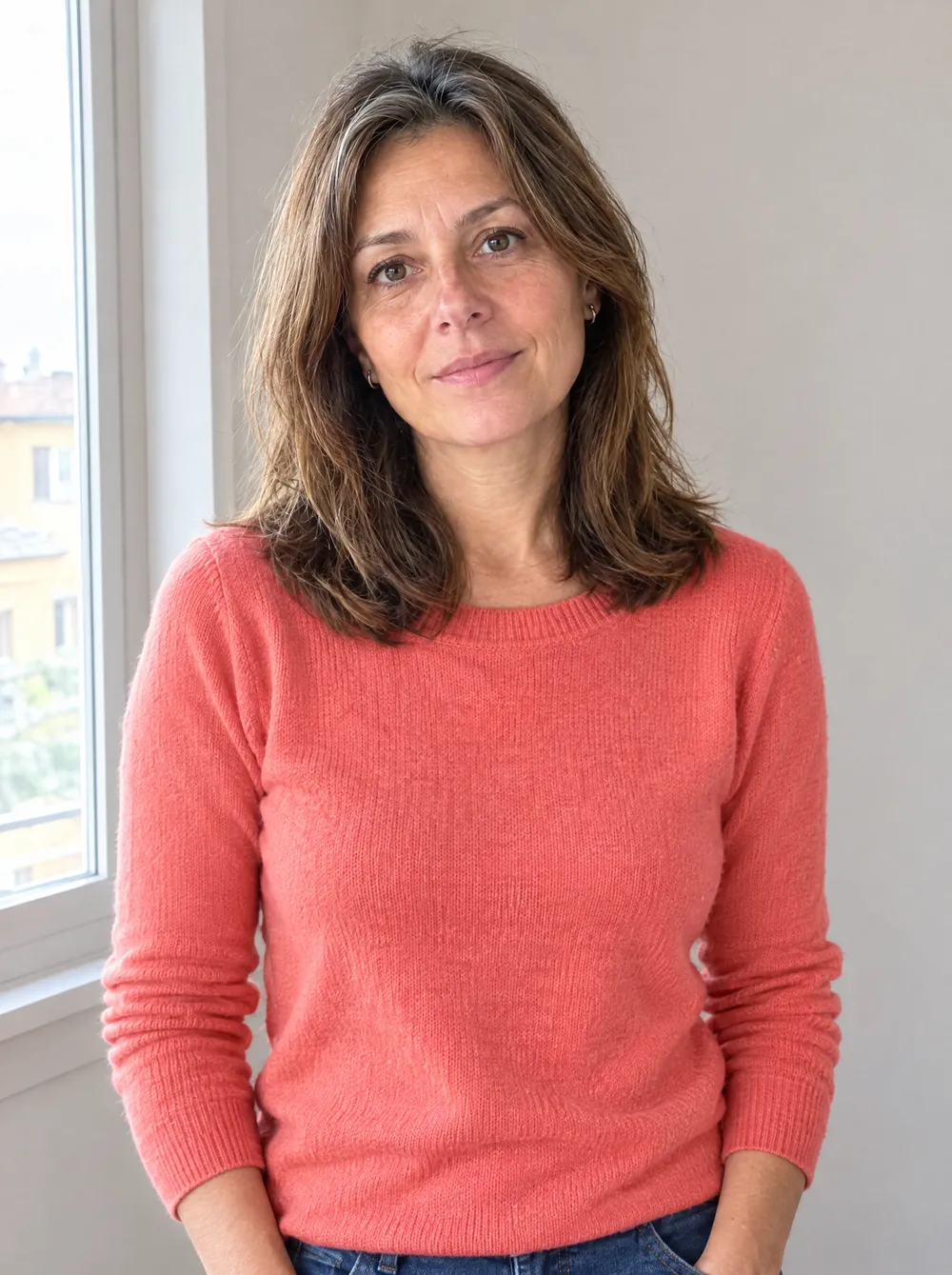 Lo stesso viso con un maglione corallo